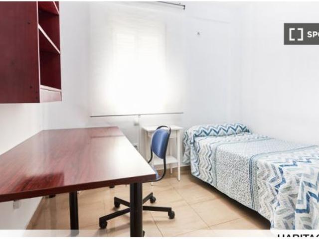 Se alquila habitación en piso compartido de 3 habitaciones en Los Remedios, solo profesionales