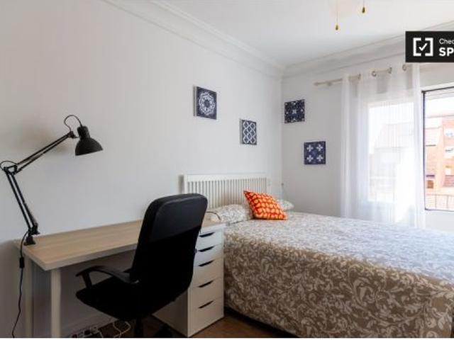 Se alquila habitación en piso compartido de 3 habitaciones en Puerta del Ángel, solo trabajadores y