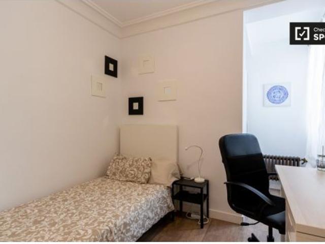 Se alquila habitación en piso compartido de 3 habitaciones en Puerta del Ángel, solo trabajadores y