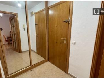 Se alquila habitación en piso compartido de 3 habitaciones en Palomeras Sureste