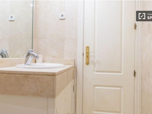 Se alquila habitación en piso compartido de 3 habitaciones en Palacio, todos los gastos incluidos