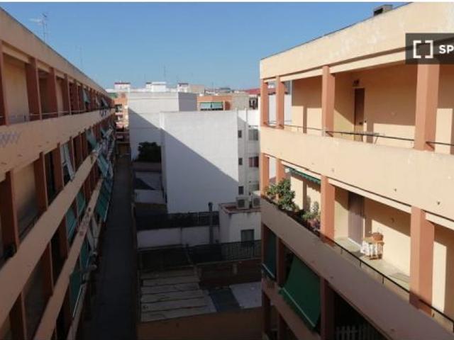 Se alquila habitación en piso compartido de 3 habitaciones en Paterna, Valencia, todos los gastos in