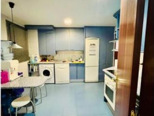 Se alquila habitación en piso compartido de 3 habitaciones en San Fermín, los inquilinos deben ser p
