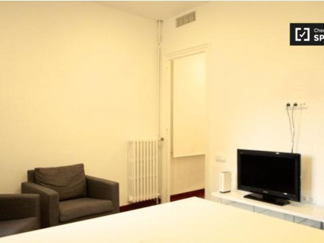Se alquila habitación en piso compartido de 3 habitaciones en Sant Gervasi Galvany, gastos incluidos