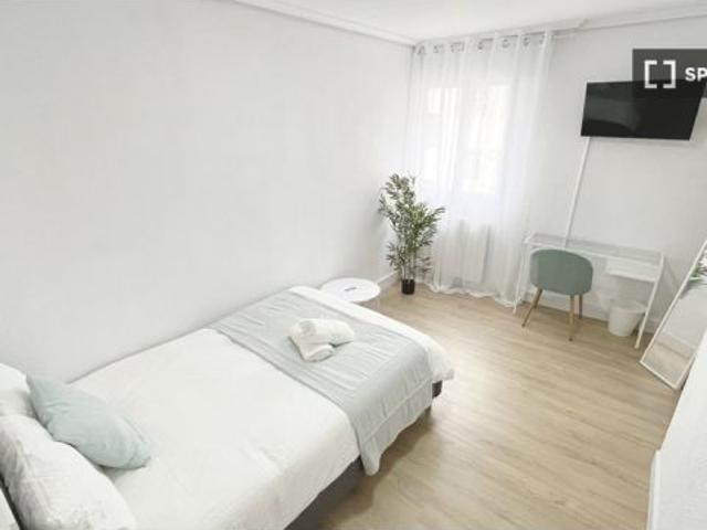 Se alquila habitación en piso compartido de 3 habitaciones en Santander