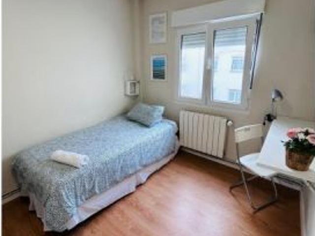 Se alquila habitación en piso compartido de 3 habitaciones en Santander, solo para profesionales y e
