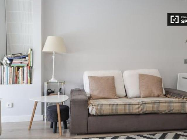 Se alquila habitación en piso compartido de 3 habitaciones en Trafalgar, gastos incluidos