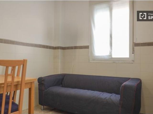 Se alquila habitación en piso compartido de 3 habitaciones en Vallehermoso, solo profesionales y est