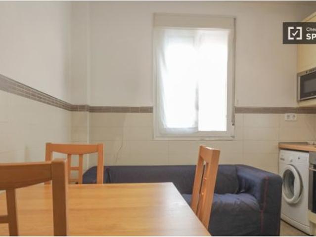 Se alquila habitación en piso compartido de 3 habitaciones en Vallehermoso, solo profesionales y est