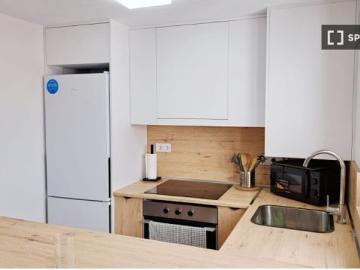 Se alquila habitación en piso compartido de 3 habitaciones en Zaragoza, perfecta para mujeres