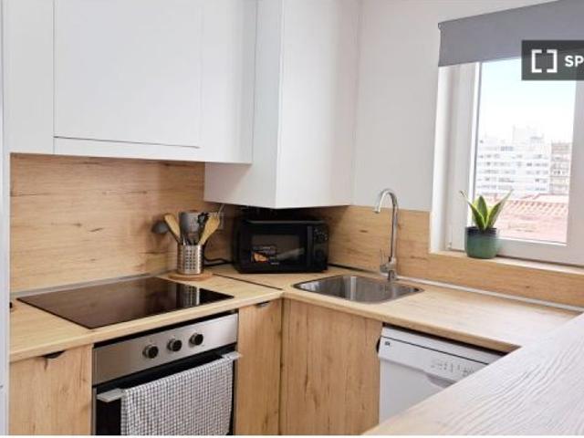 Se alquila habitación en piso compartido de 3 habitaciones en Zaragoza, perfecta para mujeres