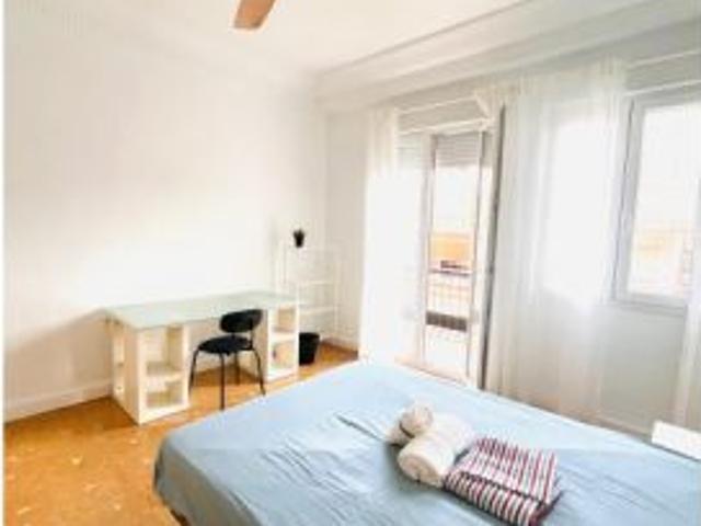 Se alquila habitación en piso compartido de 4 habitaciones en Murcia, se permite fumar