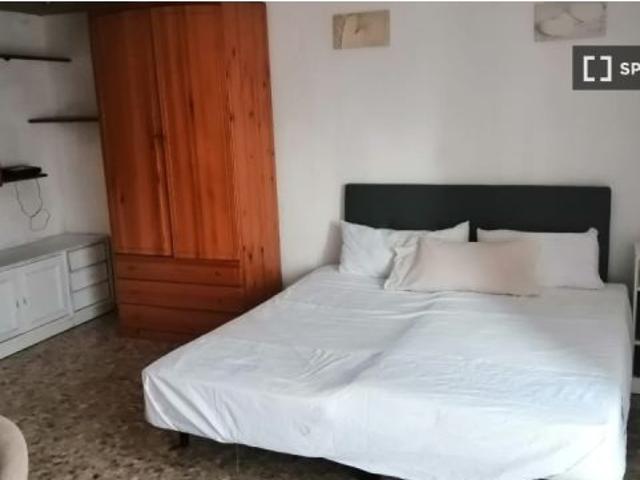 Se alquila habitación en piso compartido de 4 habitaciones en Mislata, gastos incluidos, ideal para