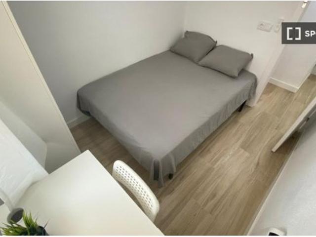 Se alquila habitación en piso compartido de 4 habitaciones en Numancia, Madrid