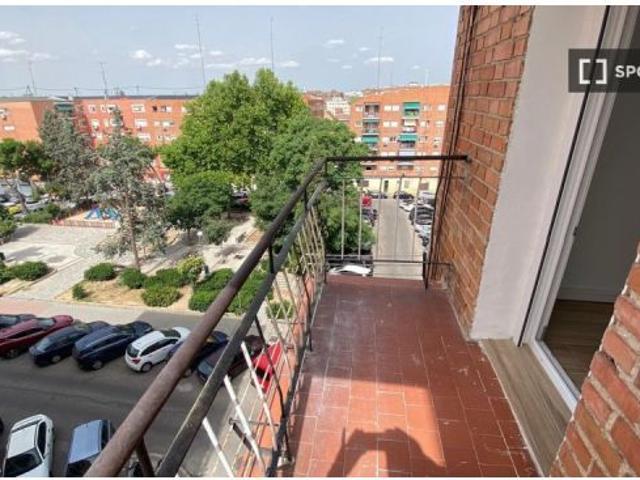Se alquila habitación en piso compartido de 4 habitaciones en Numancia, Madrid
