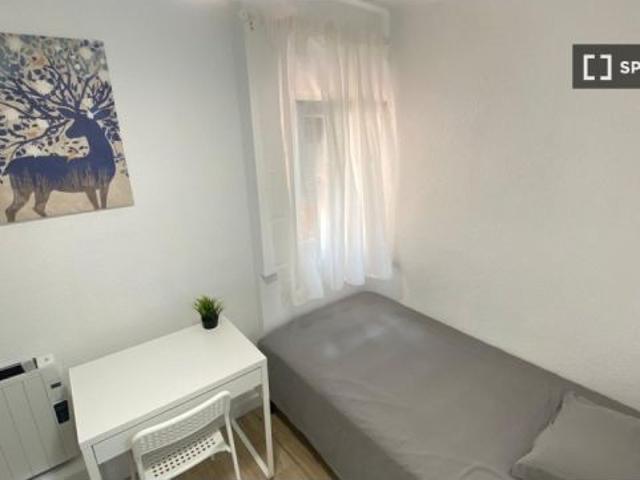 Se alquila habitación en piso compartido de 4 habitaciones en Numancia, Madrid