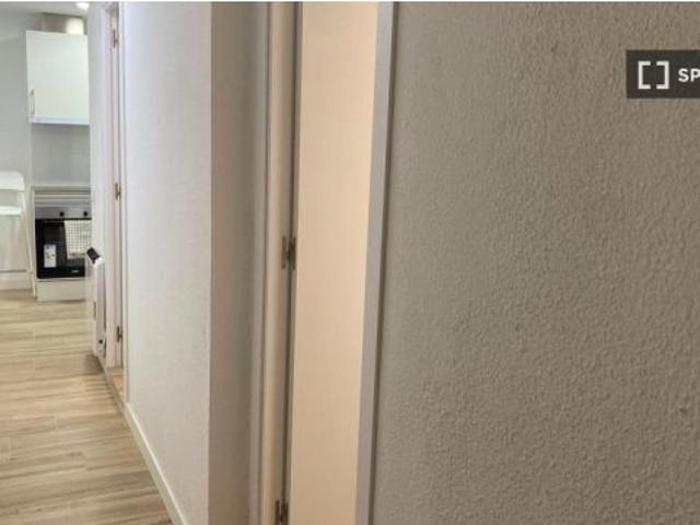 Se alquila habitación en piso compartido de 4 habitaciones en Numancia, Madrid