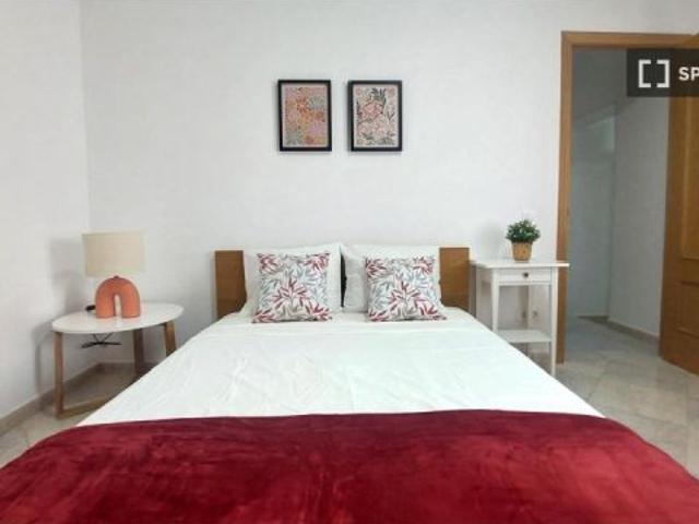 Se alquila habitación en piso compartido de 4 habitaciones en Numancia, gastos incluidos