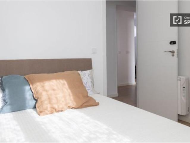 Se alquila habitación en piso compartido de 4 habitaciones en Numancia, solo chicas y profesionales