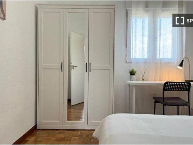 Se alquila habitación en piso compartido de 4 habitaciones en Opañel, solo para profesionales y estu