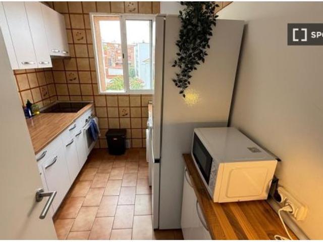 Se alquila habitación en piso compartido de 4 habitaciones en Opañel, solo para profesionales y estu