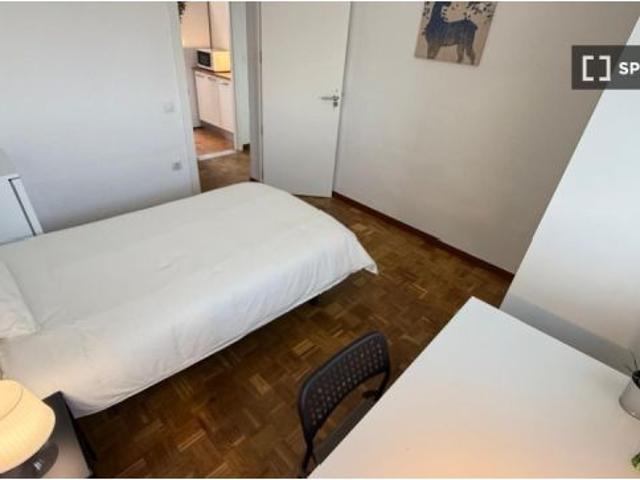 Se alquila habitación en piso compartido de 4 habitaciones en Opañel, solo para profesionales y estu