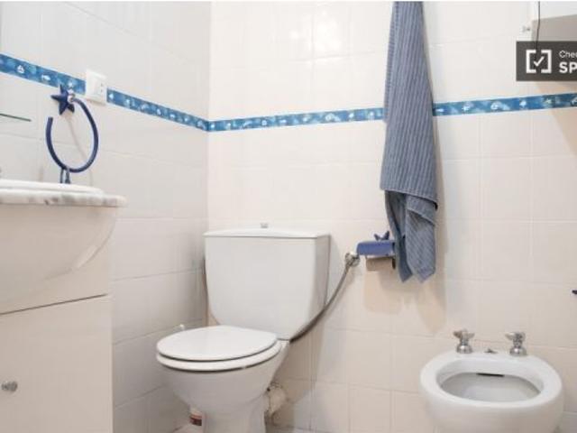 Se alquila habitación en piso compartido de 4 habitaciones en Alcalá de Henares