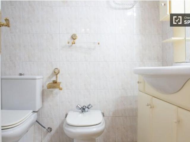 Se alquila habitación en piso compartido de 4 habitaciones en Alcalá de Henares