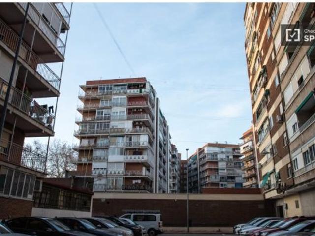 Se alquila habitación en piso compartido de 4 habitaciones en Alcalá de Henares