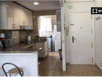 Se alquila habitación en piso compartido de 4 habitaciones en Alicante, solo chicas y profesionales
