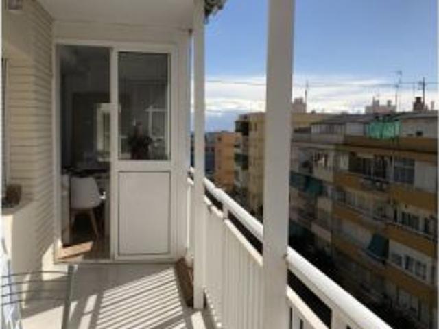 Se alquila habitación en piso compartido de 4 habitaciones en Alicante, solo chicas y profesionales