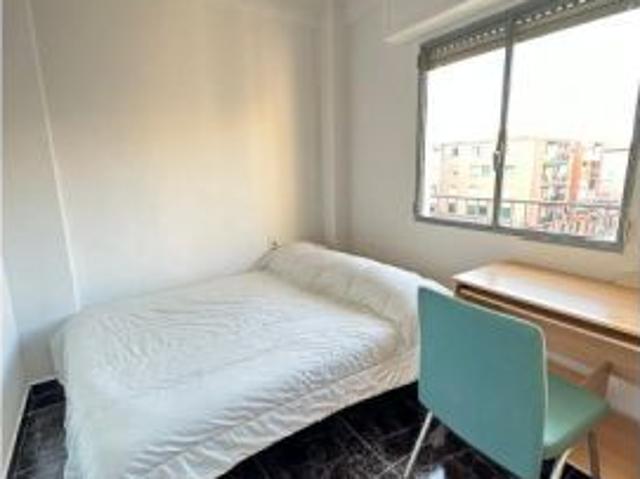 Se alquila habitación en piso compartido de 4 habitaciones en Alicante, todos los gastos incluidos