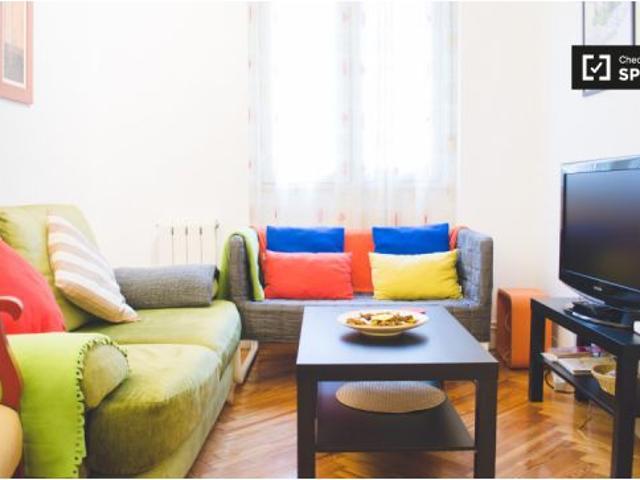 Se alquila habitación en piso compartido de 4 habitaciones en Almagro, solo chicas, solo estudiantes