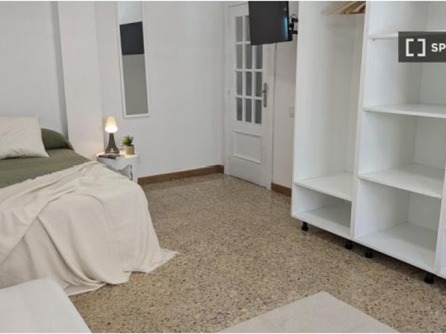 Se alquila habitación en piso compartido de 4 habitaciones en Burjassot, todos los gastos incluidos