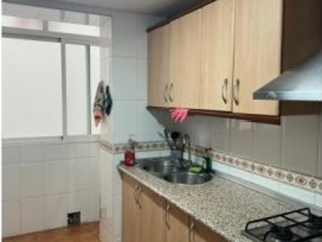 Se alquila habitación en piso compartido de 4 habitaciones en Camino de Ronda, Granada. Solo para es