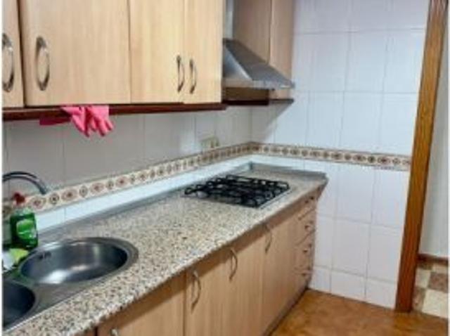 Se alquila habitación en piso compartido de 4 habitaciones en Camino de Ronda, Granada. Solo para es