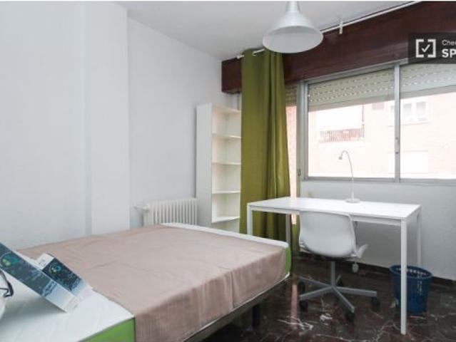 Se alquila habitación en piso compartido de 4 habitaciones en Camino de Ronda, perfecta para profesi