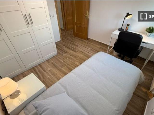 Se alquila habitación en piso compartido de 4 habitaciones en Casco Histórico de Barajas