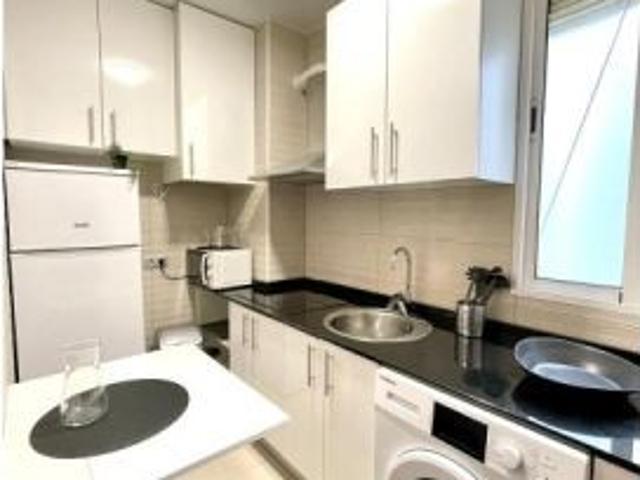 Se alquila habitación en piso compartido de 4 habitaciones en Castellana, todos los gastos incluidos