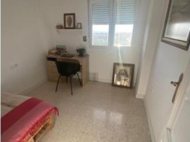 Se alquila habitación en piso compartido de 4 habitaciones en Cartuja