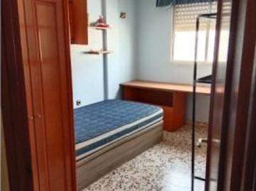 Se alquila habitación en piso compartido de 4 habitaciones en Cartagena