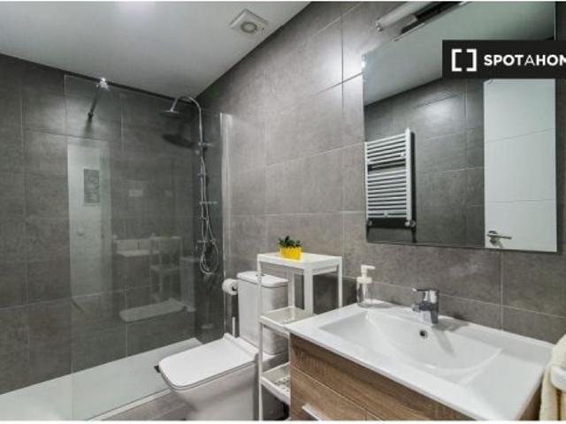 Se alquila habitación en piso compartido de 4 habitaciones en Chopera, se admiten profesionales y es