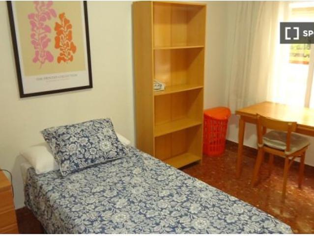 Se alquila habitación en piso compartido de 4 habitaciones en Ciudad Jardín, Córdoba
