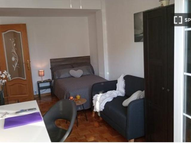 Se alquila habitación en piso compartido de 4 habitaciones en Delicias perfecta para profesionales y