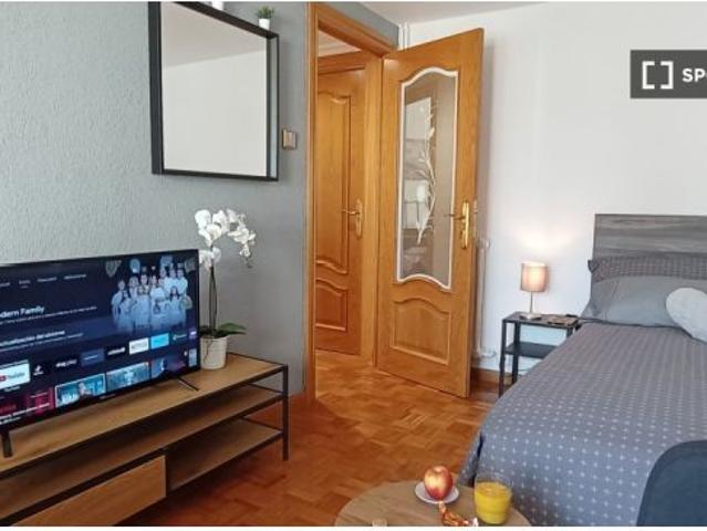 Se alquila habitación en piso compartido de 4 habitaciones en Delicias perfecta para profesionales y