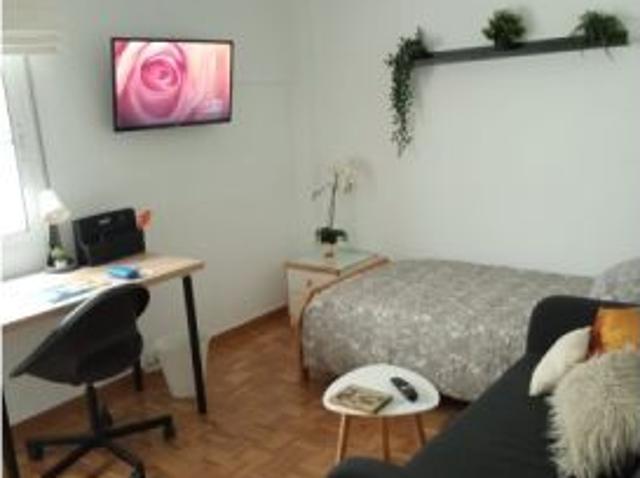 Se alquila habitación en piso compartido de 4 habitaciones en Delicias perfecta para profesionales y