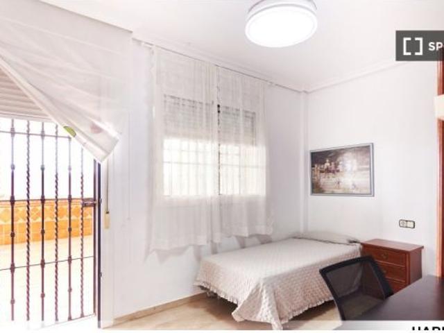 Se alquila habitación en piso compartido de 4 habitaciones en El Cerro, aplican algunas restriccione