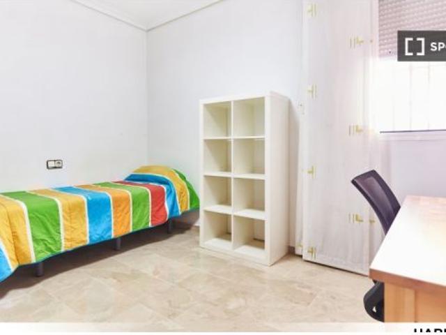 Se alquila habitación en piso compartido de 4 habitaciones en El Cerro, aplican algunas restriccione