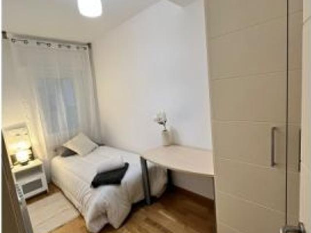 Se alquila habitación en piso compartido de 4 habitaciones en El Guinardó con todos los gastos inclu