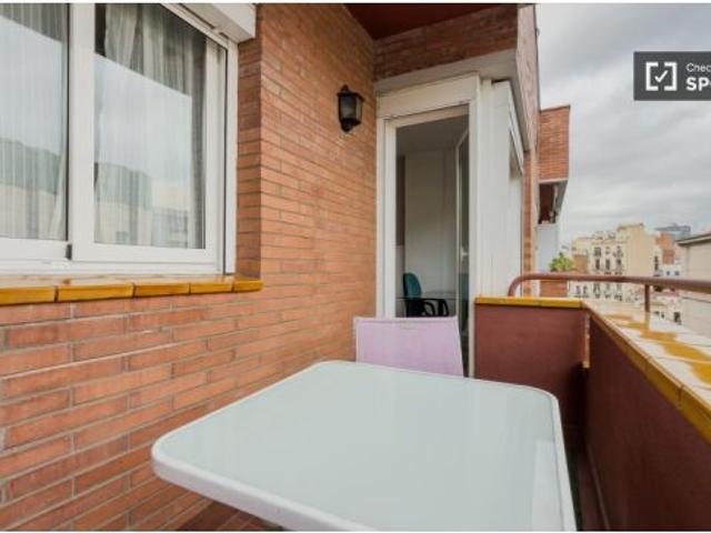 Se alquila habitación en piso compartido de 4 habitaciones en el Poble Sec, gastos incluidos